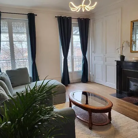 Porte Du Vieux 2, Le Long Du Quai